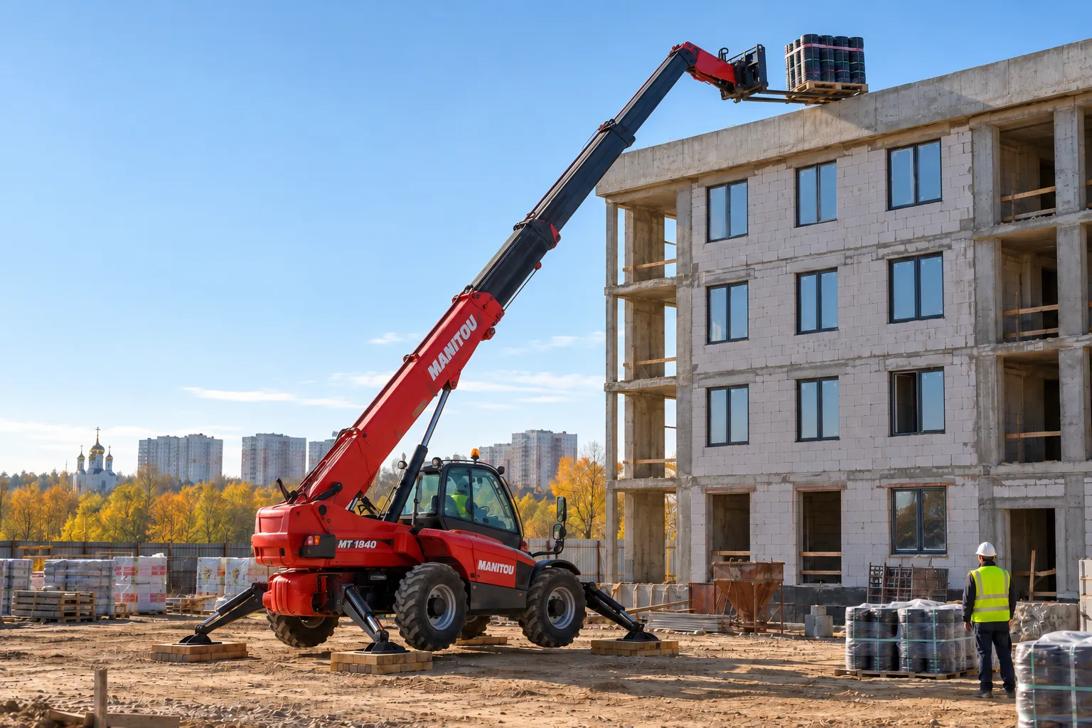 Телескопический погрузчик Manitou MT 1840 на выносных опорах подаёт рулоны на кровлю пятиэтажного корпуса